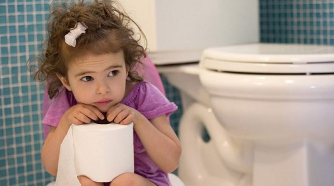 bimba-pipi-bagno.jpg